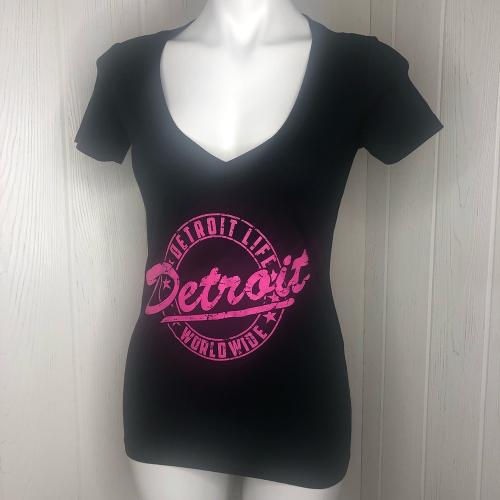 Detroit Life Women’s Tee Black Hot Neon Pink Logo Small V-Neck T-Shirt S/S